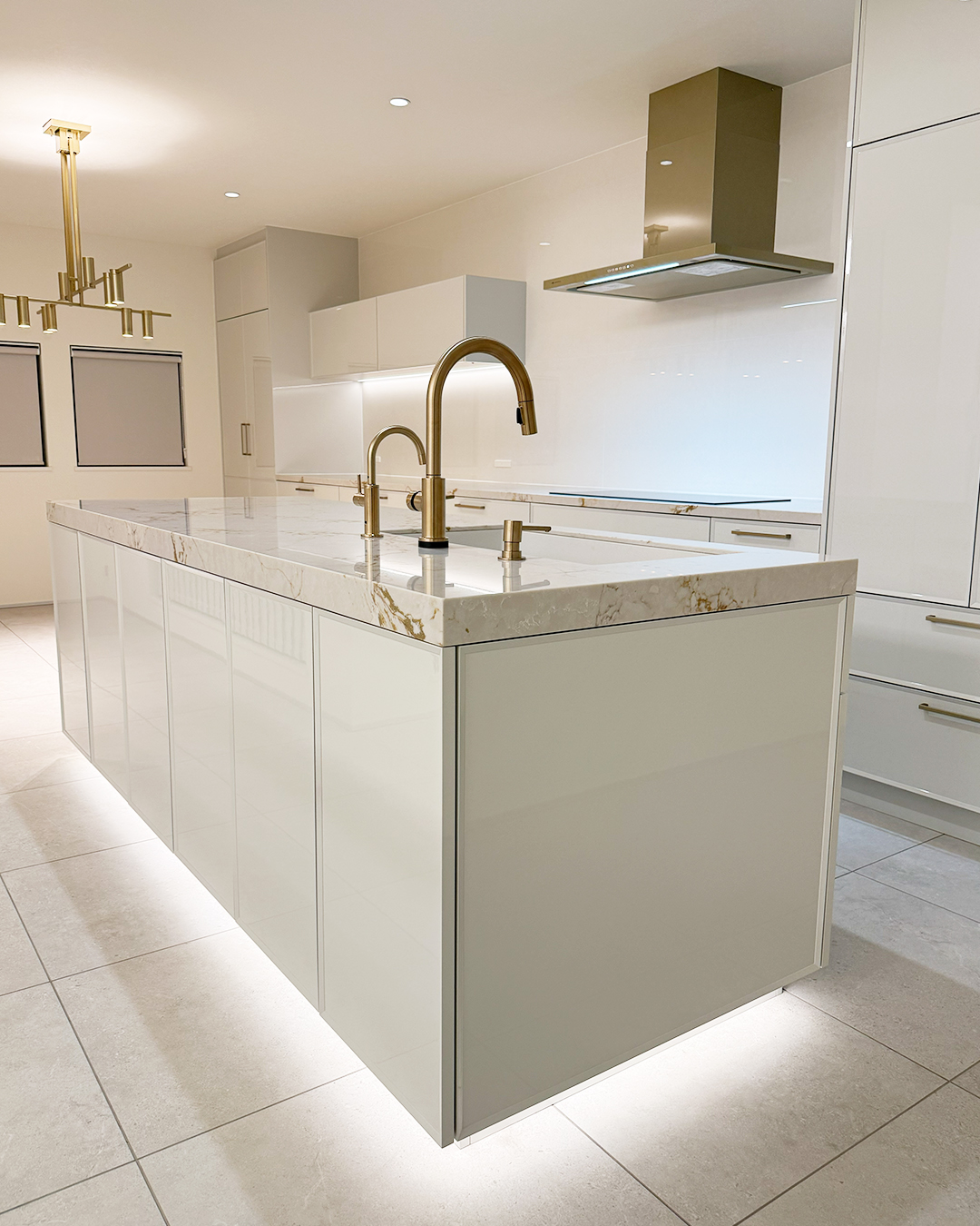 艶やかなホワイトキッチン