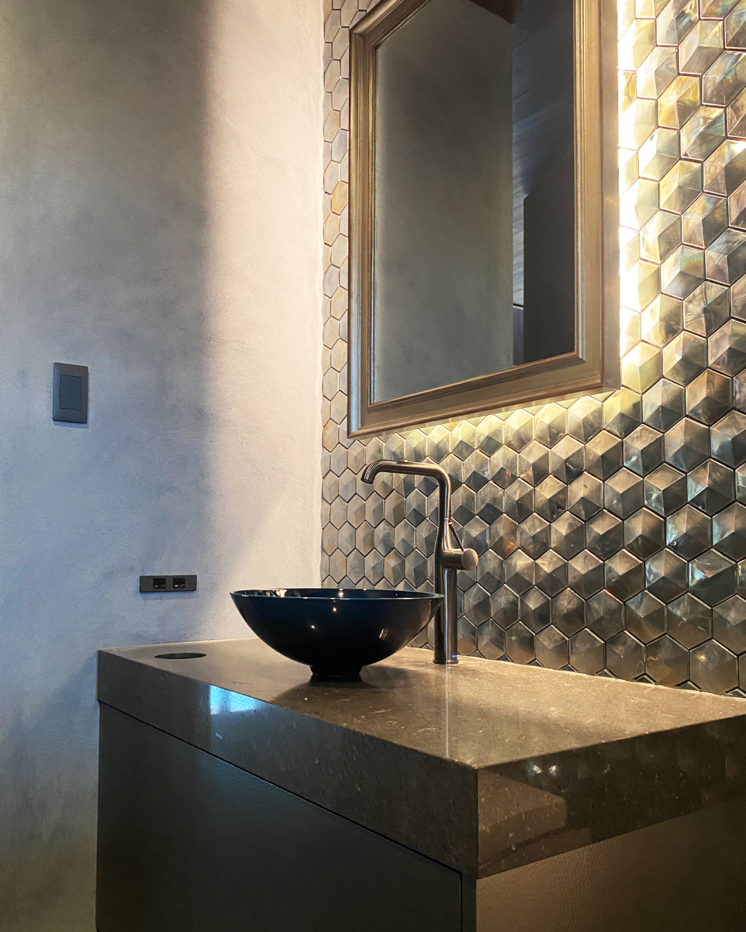 ラグジュアリーモダンなトイレ手洗い