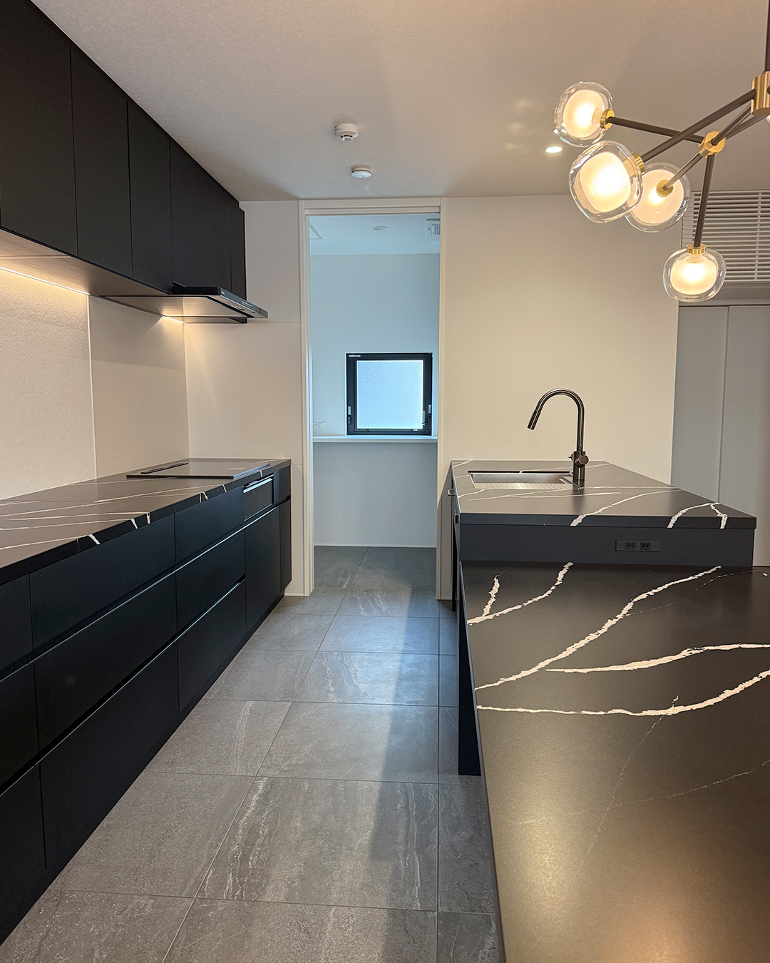 写真：ラグジュアリーモダンなブラックキッチン