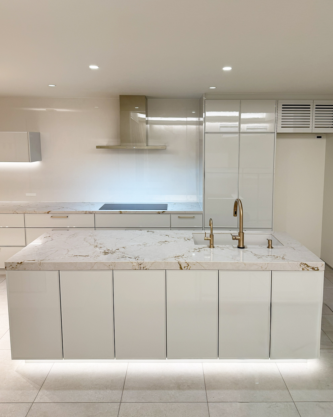 写真：艶やかなホワイトキッチン