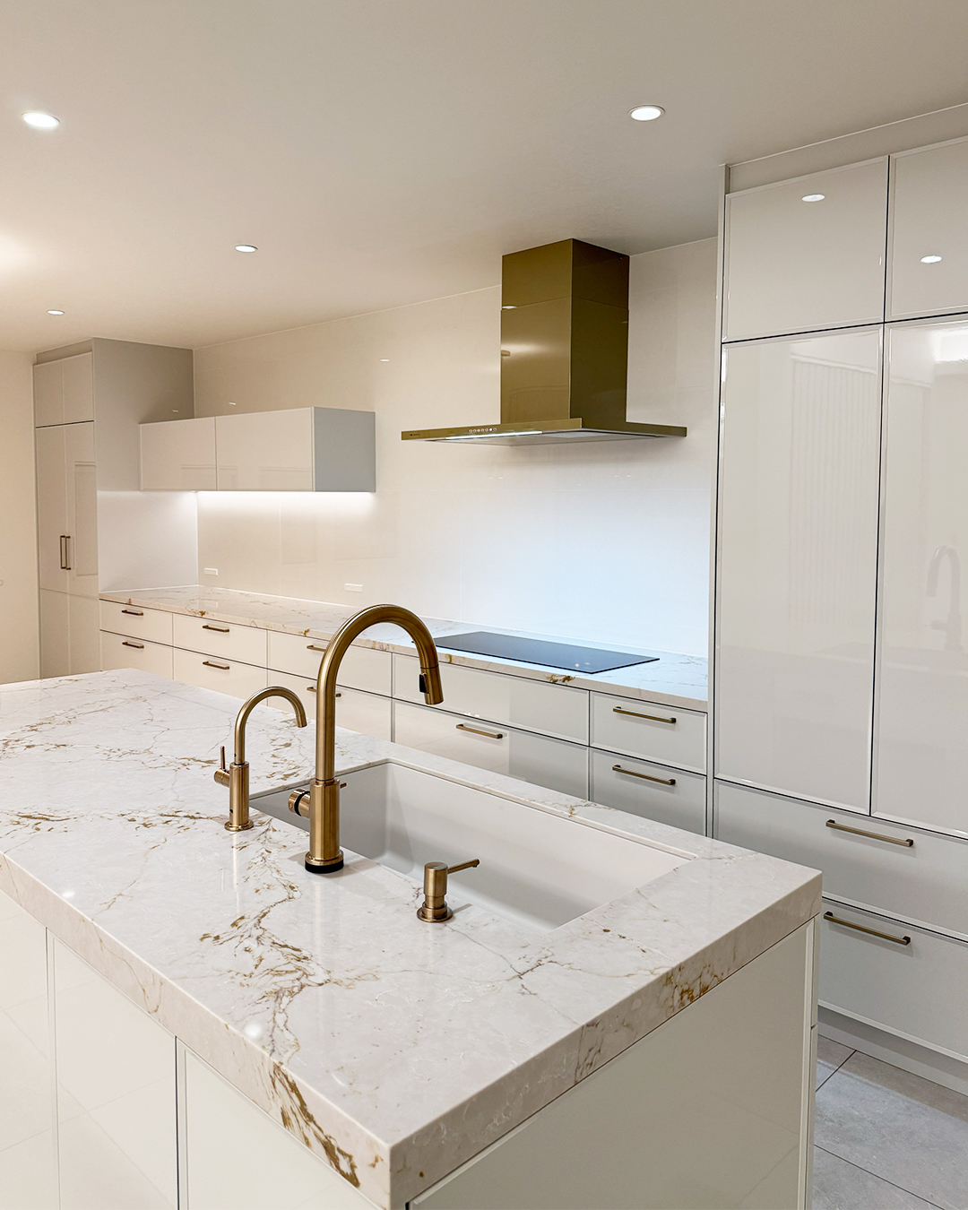 写真：艶やかなホワイトキッチン