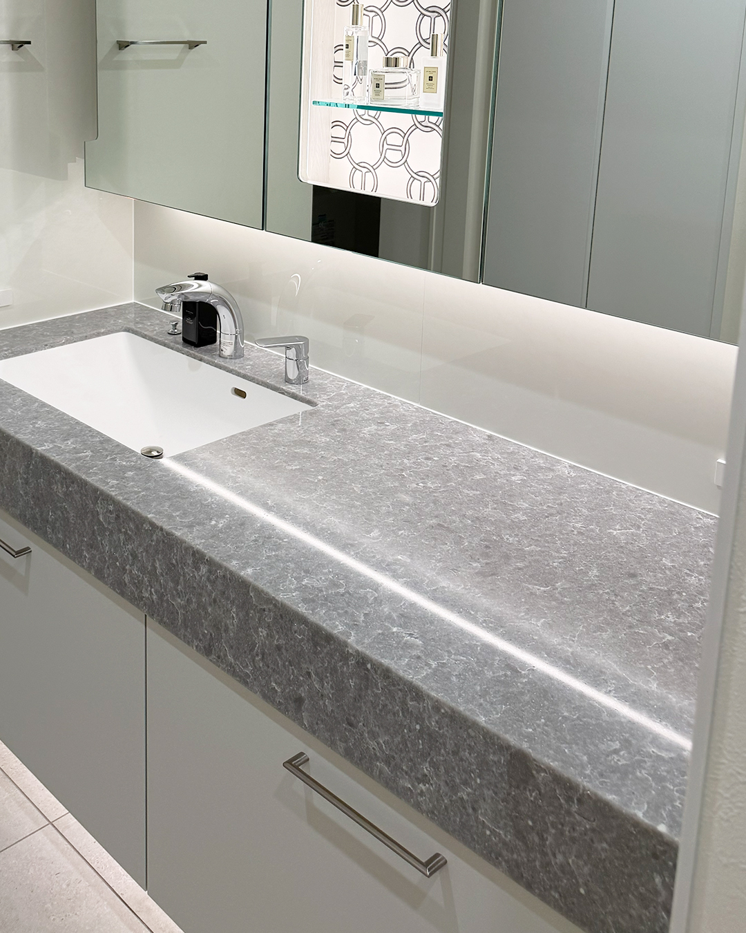 写真：やわらかな空気感のホテルライク洗面