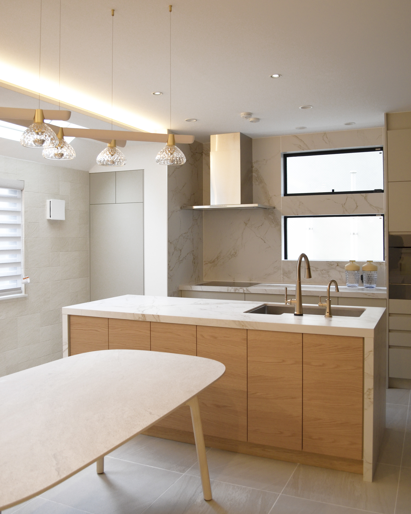 温もりと華やかさを感じるキッチン