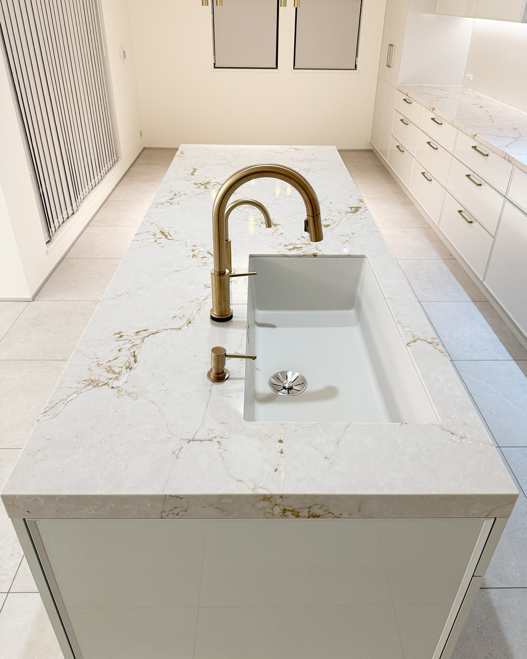 写真：艶やかなホワイトキッチン