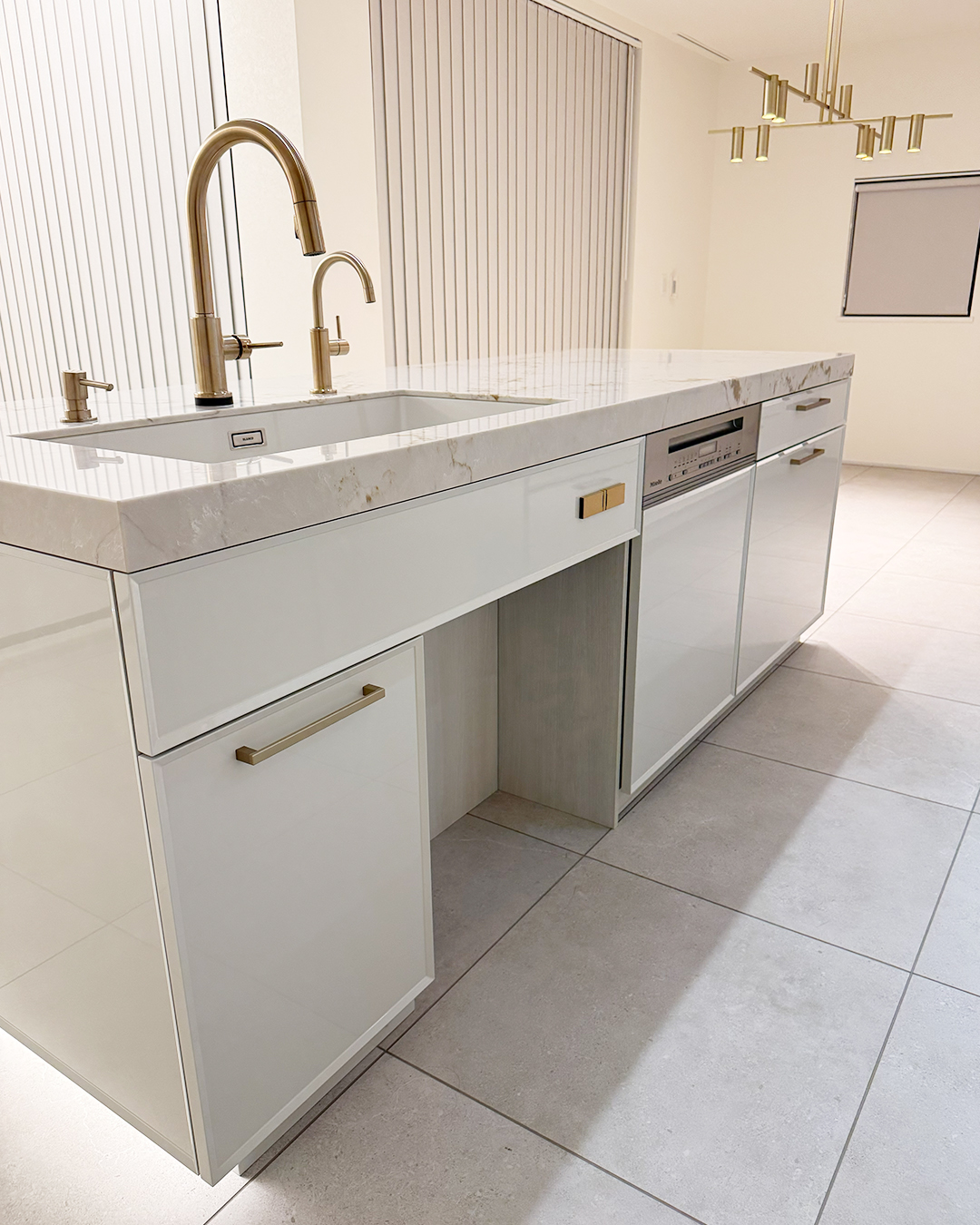 写真：艶やかなホワイトキッチン