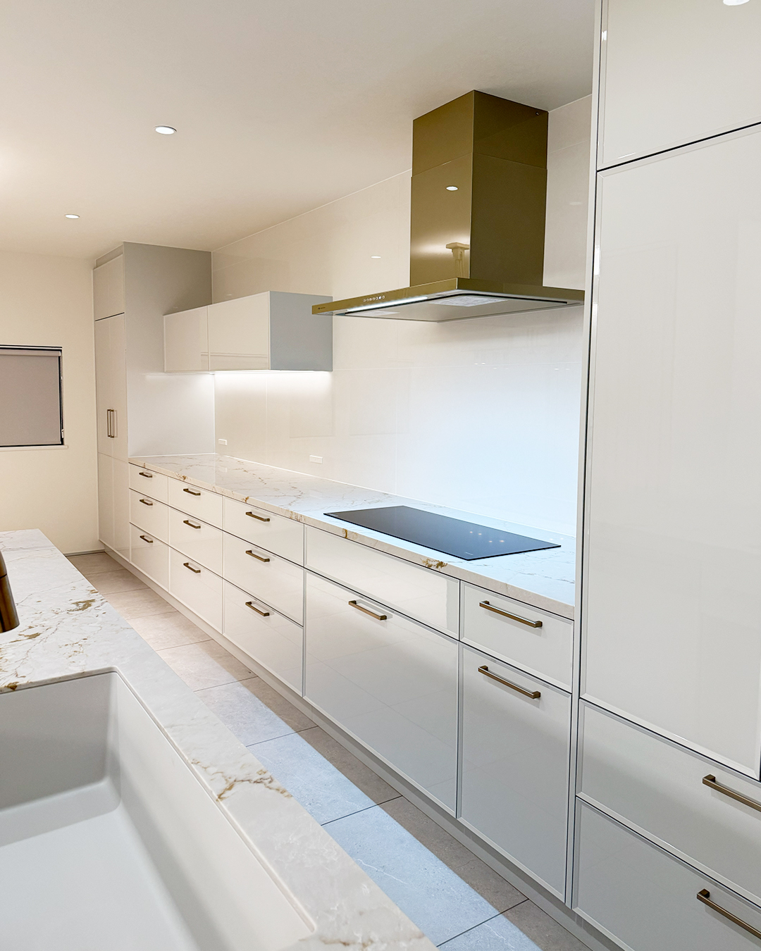 写真：艶やかなホワイトキッチン