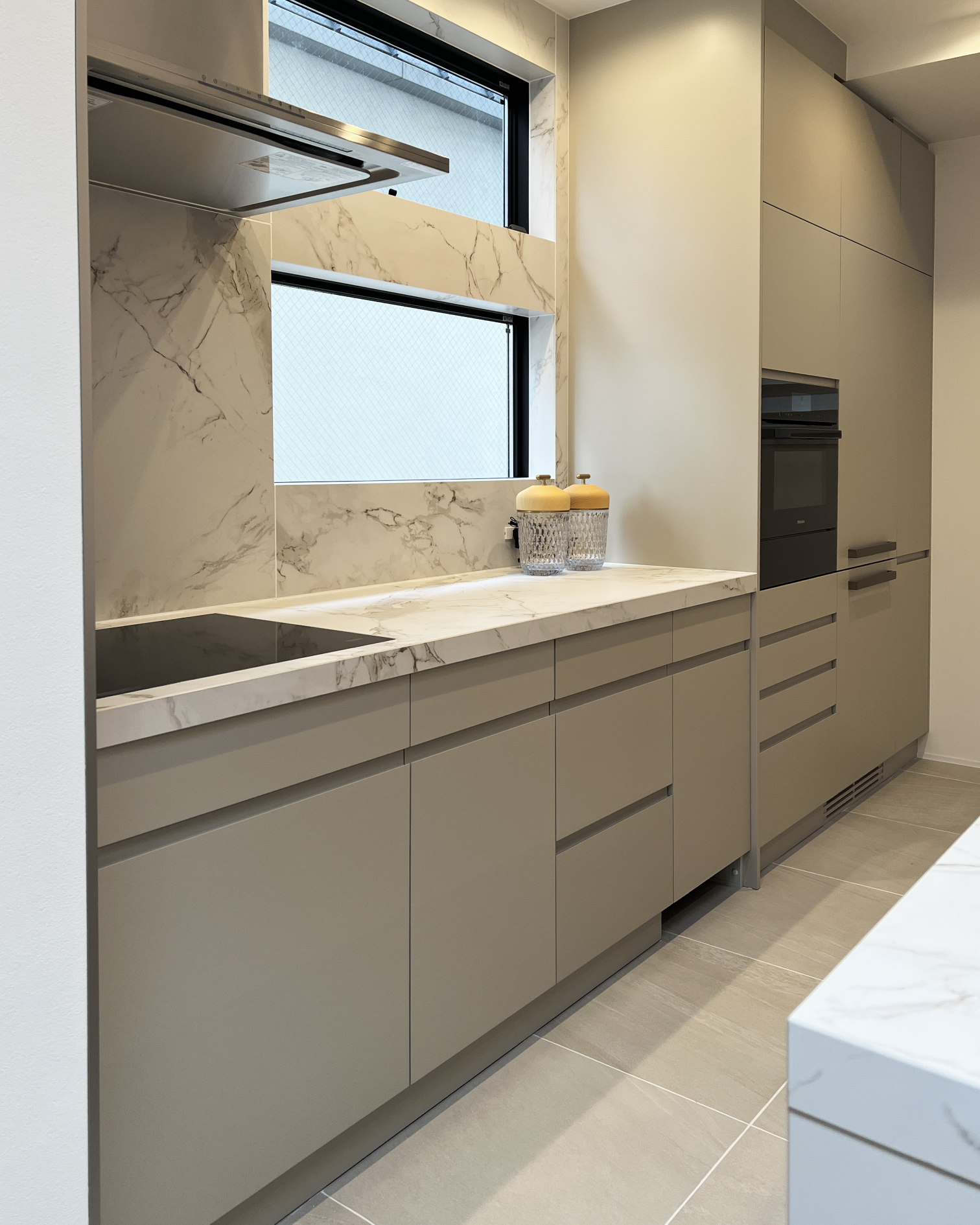 写真：温もりと華やかさを感じるキッチン