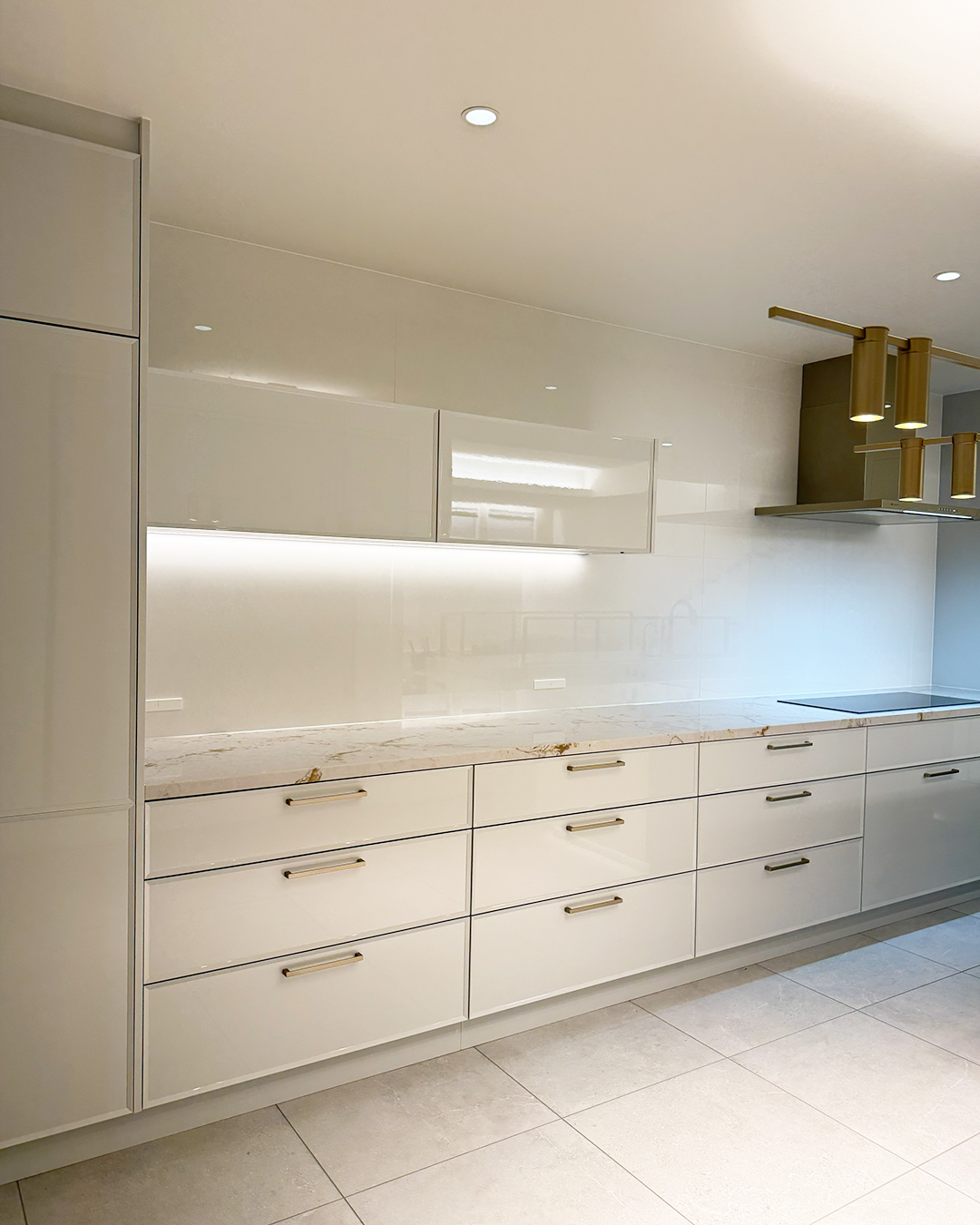 写真：艶やかなホワイトキッチン