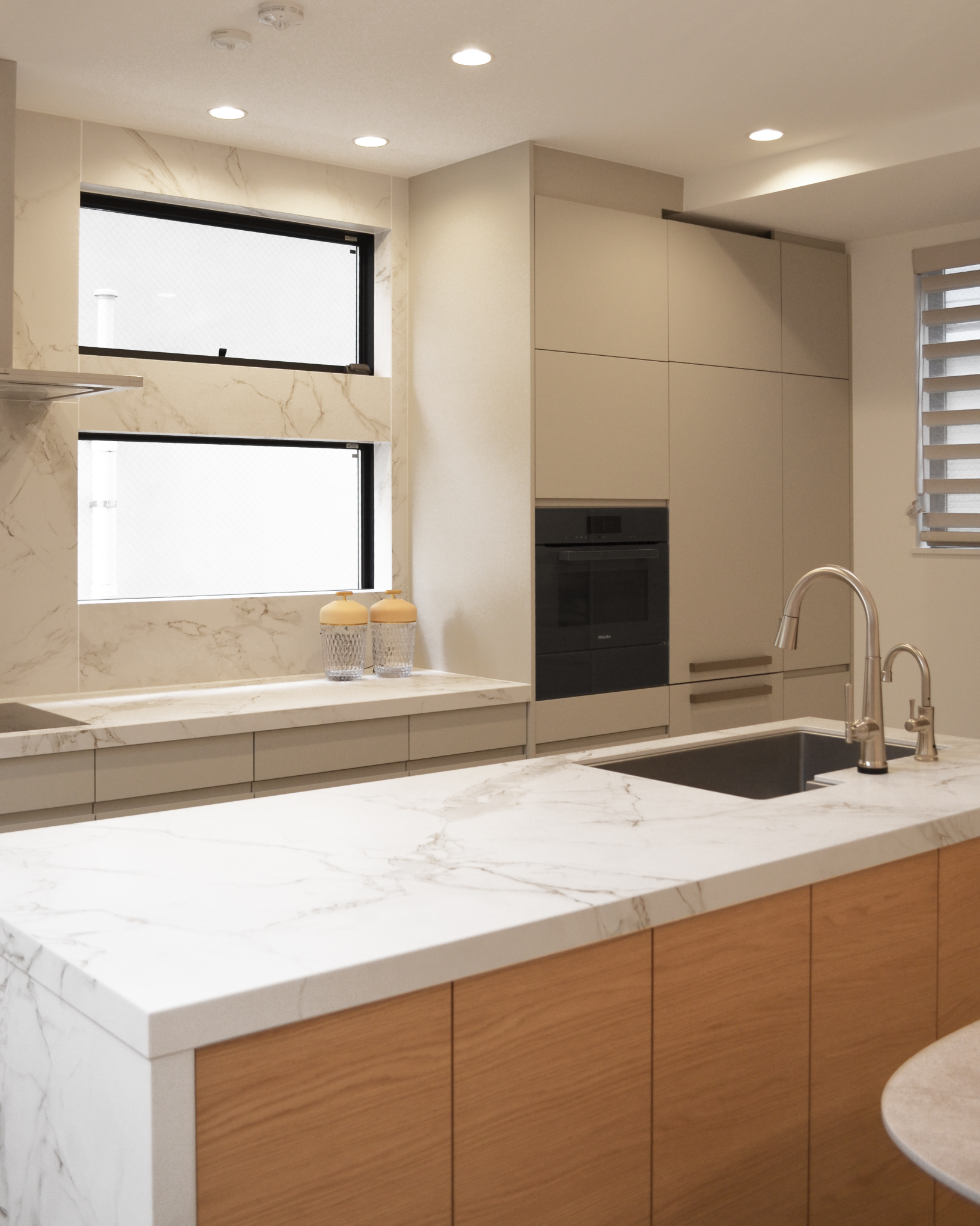 写真：温もりと華やかさを感じるキッチン