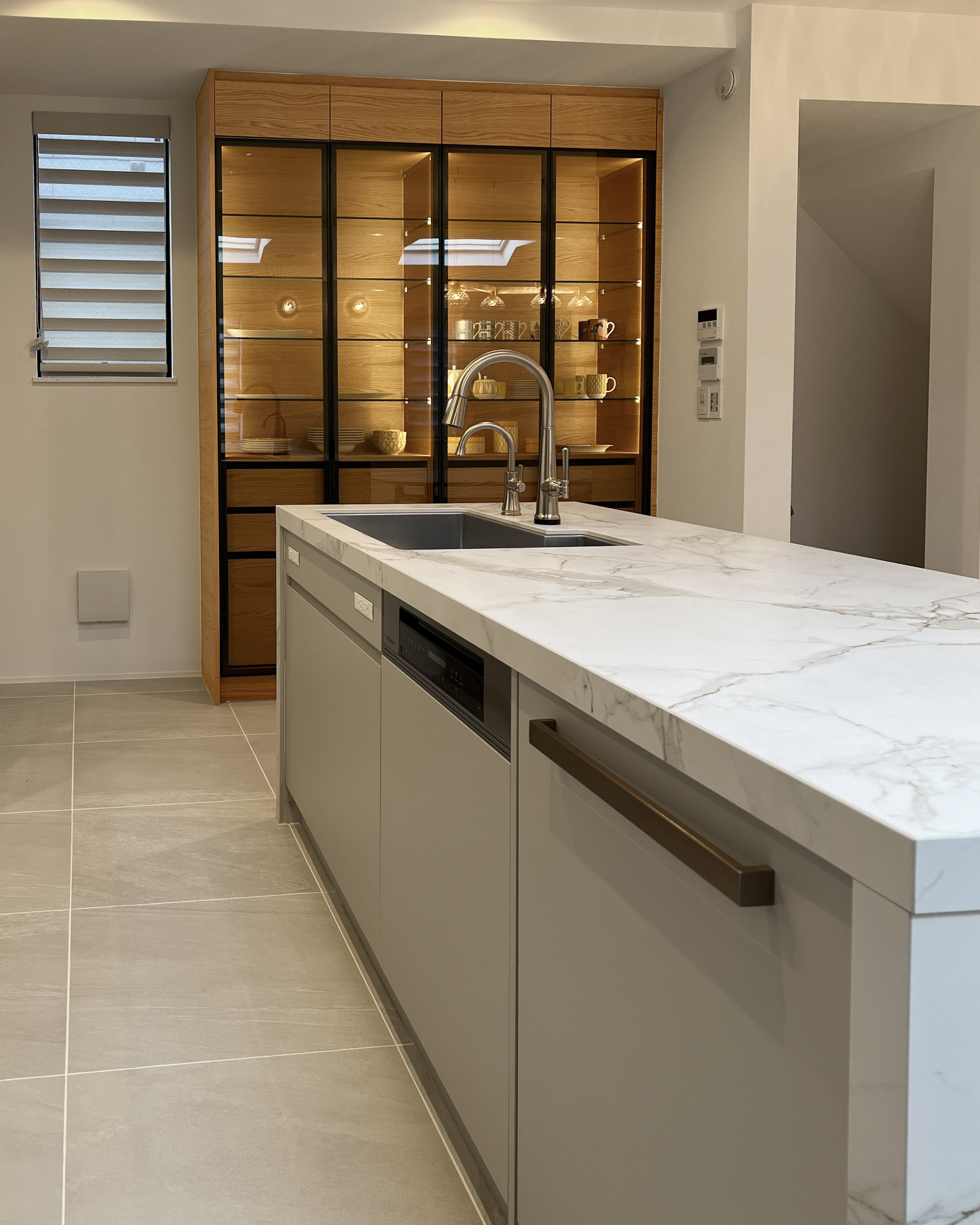 写真：温もりと華やかさを感じるキッチン