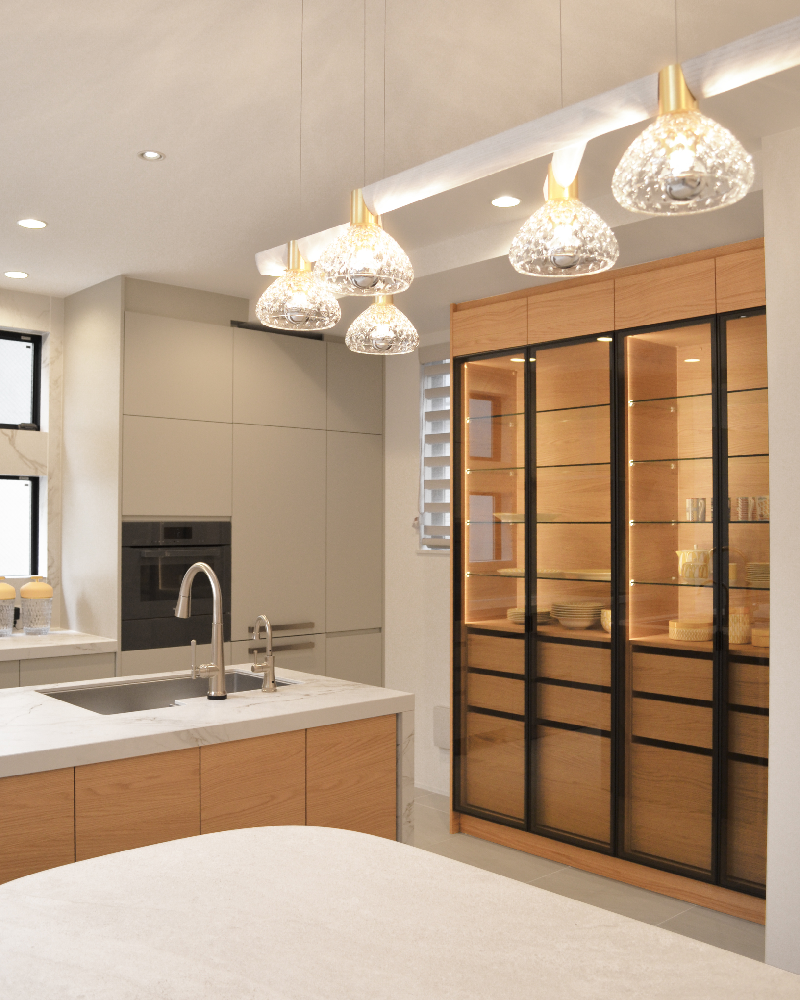 写真：温もりと華やかさを感じるキッチン