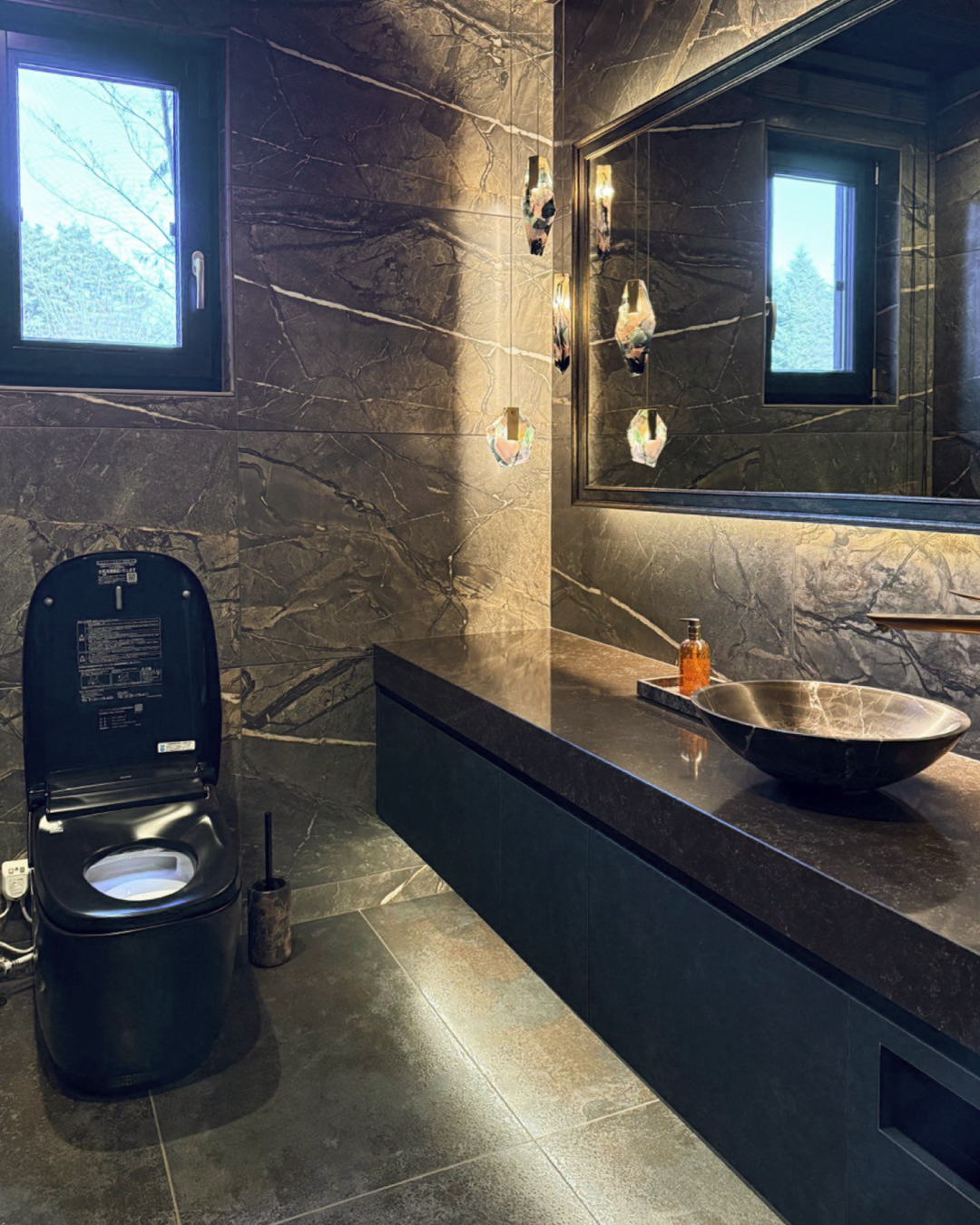 写真：ラグジュアリーモダンなトイレ手洗い