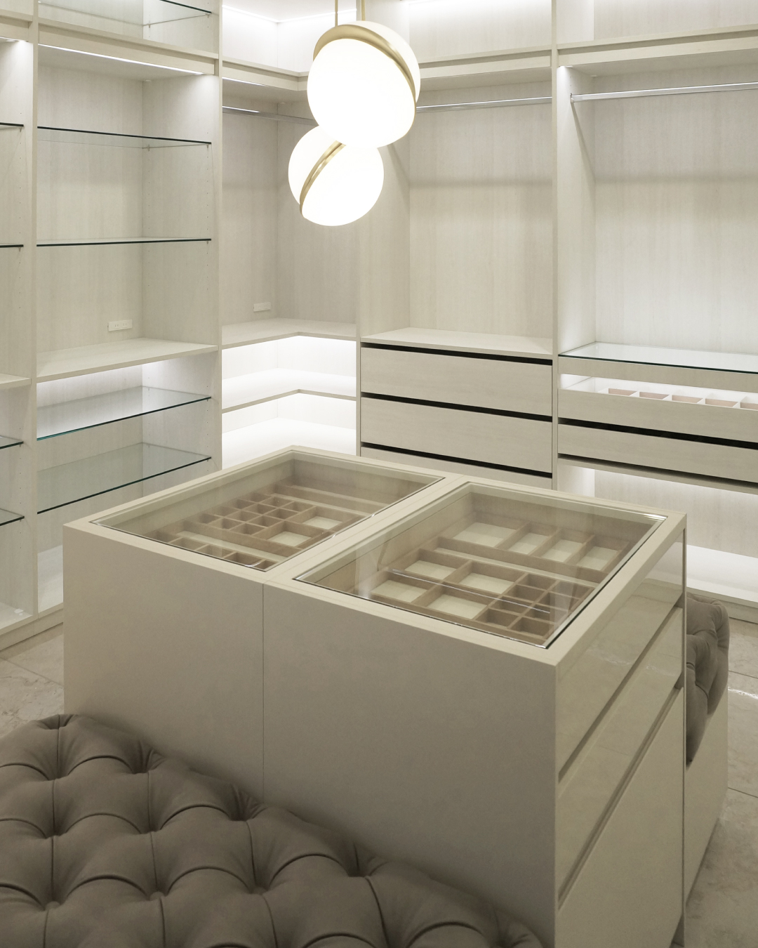 写真：華やかなホワイトクローゼット
