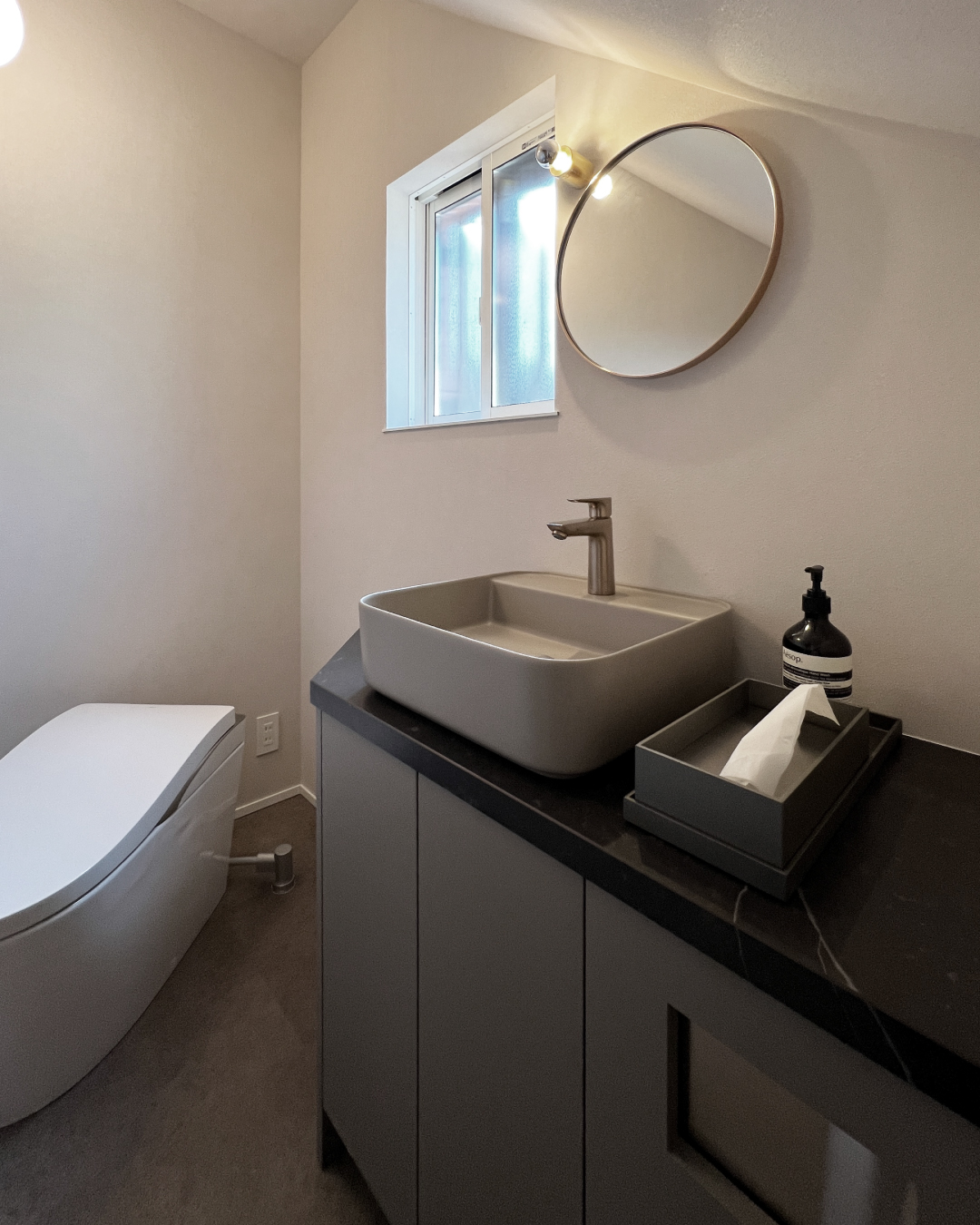 写真：計算されたミニマルなトイレ手洗い